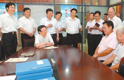 7月21日下午，省委書記、省人大常委會主任郭庚茂在淮陽縣白樓鎮(zhèn)群眾工作中心調(diào)研。