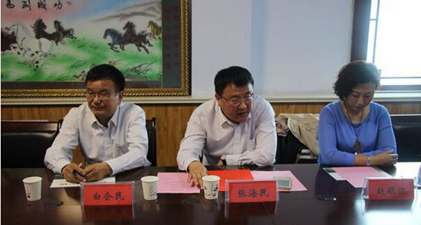 河南三建建設(shè)集團(tuán)有限公司的領(lǐng)導(dǎo)出席簽約儀式