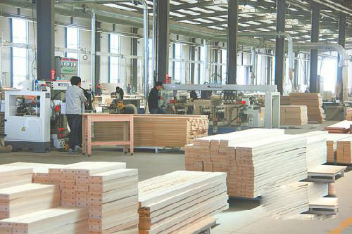 武威市涼州區招商引資項目——甘肅華一家具股份公司投資16億元建設的華一家具項目已建成投產。圖為生產車間一角。