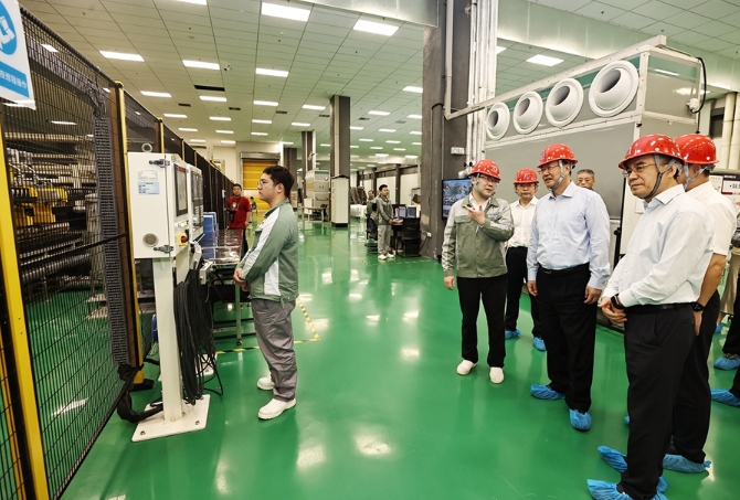 毛偉明在邵虹特種玻璃公司調研 毛偉明在邵虹特種玻璃公司調研